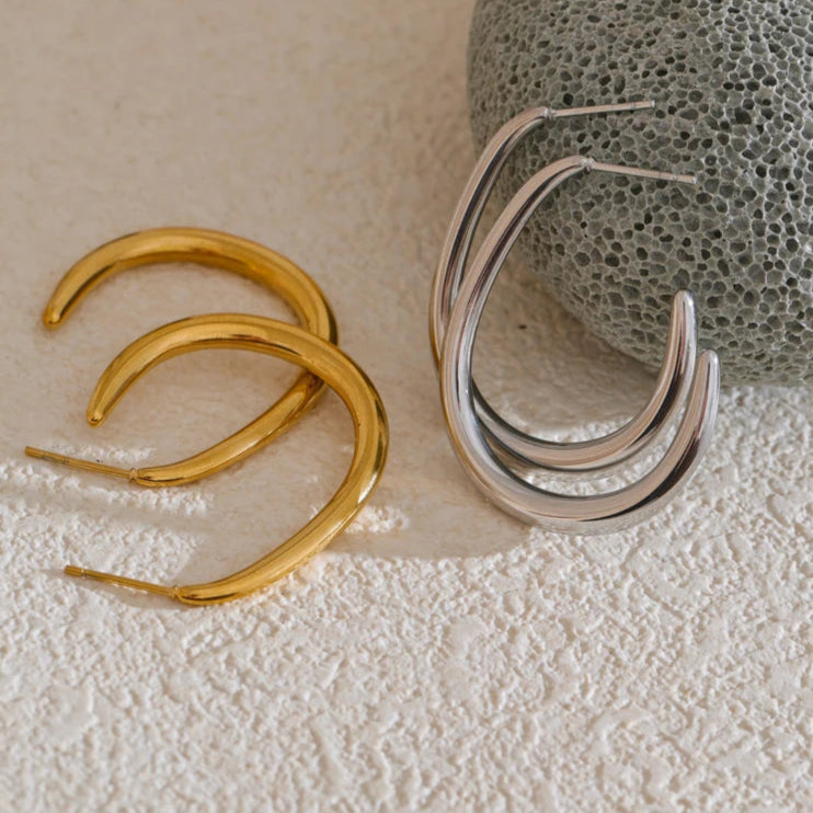 Boucle d’oreille créole – touche dorée minimaliste 🌟