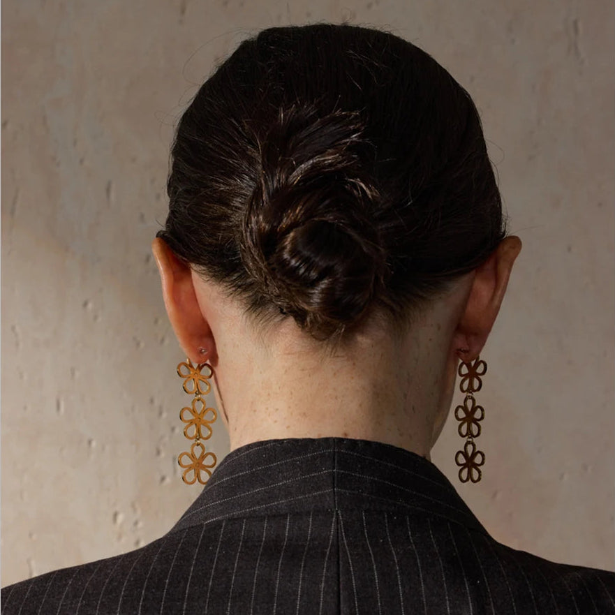 femme porte cette boucle d'oreille fleur n acier inoxydable