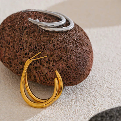 Boucle d’oreille créole – touche dorée minimaliste 🌟