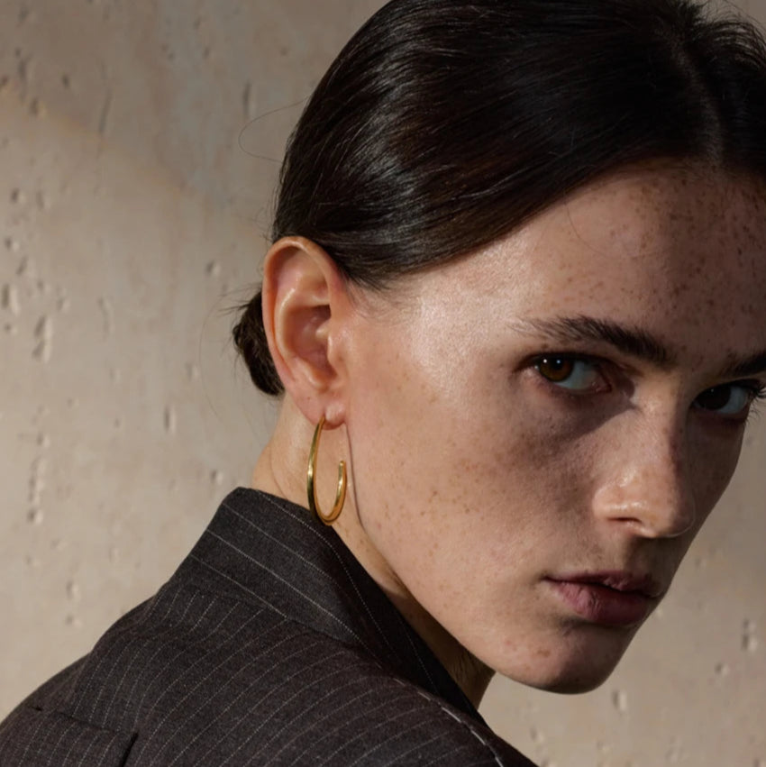 Boucle d’oreille créole – touche dorée minimaliste 🌟