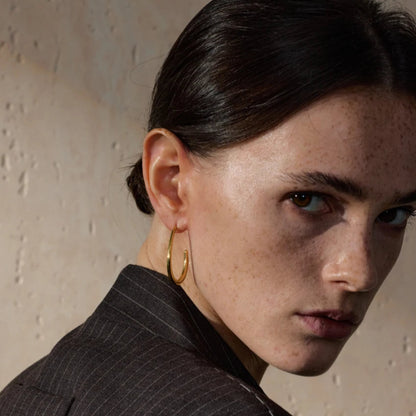 Boucle d’oreille créole – touche dorée minimaliste 🌟