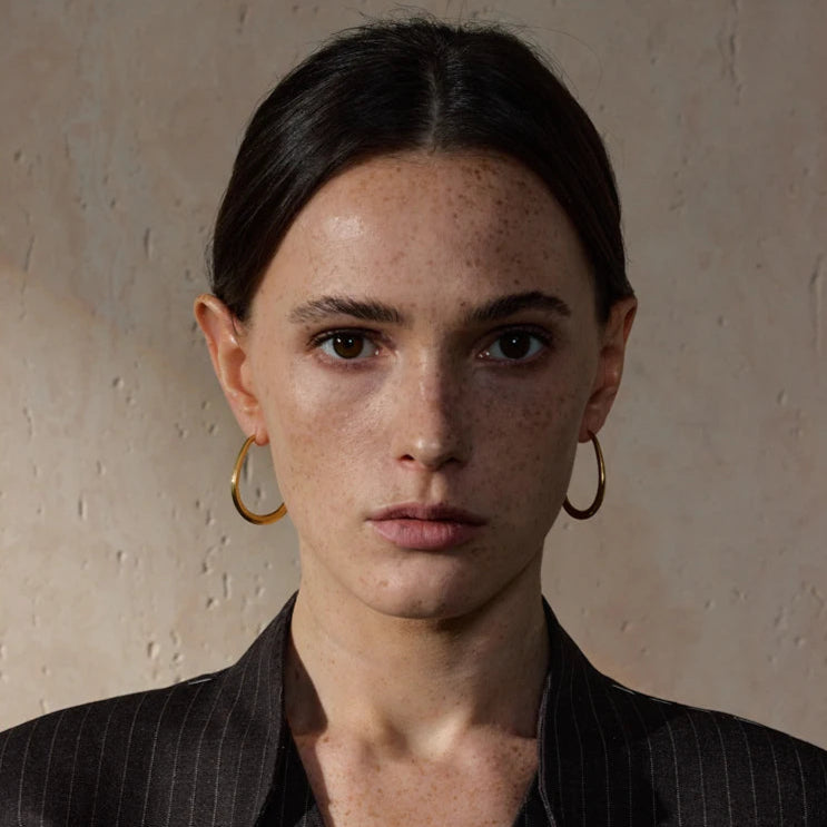 Boucle d’oreille créole – touche dorée minimaliste 🌟