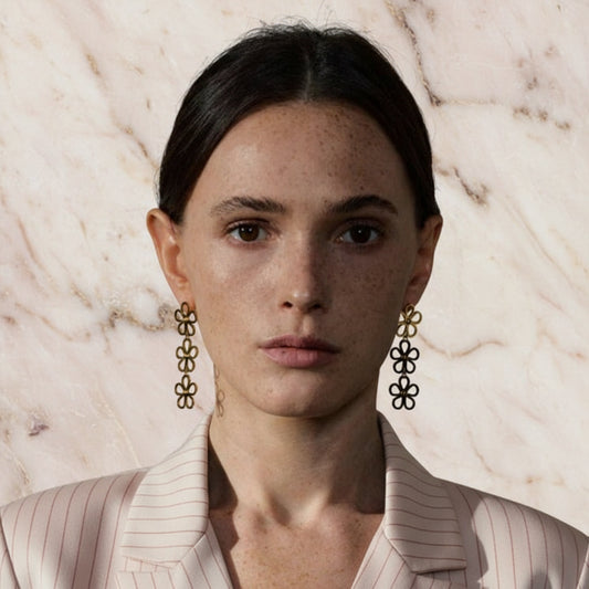 boucle d'oreille fleur en acier pour une femme elgante