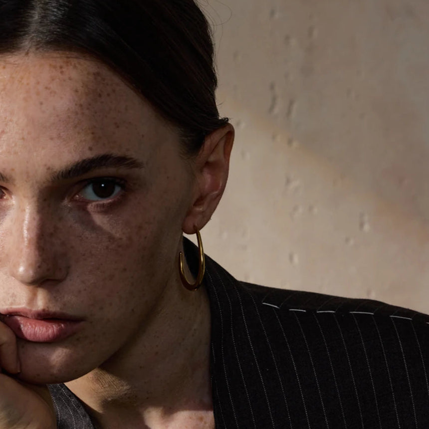 Boucle d’oreille créole – touche dorée minimaliste 🌟