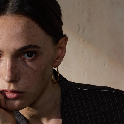 Boucle d’oreille créole – touche dorée minimaliste 🌟