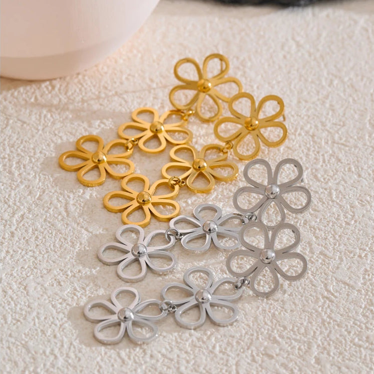 boucle d'oreille fleur pendante en acier en couleur platine et doré
