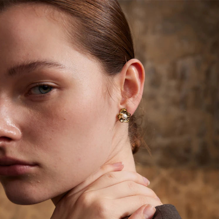 Boucle d’oreille fleur – touche de charme parisien