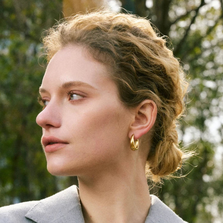 femme porte une boucle d'oreille acier inoxydable confortable et joli