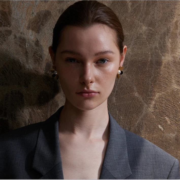 femme boucle d oreille fleur en acier plaqué en or en couleur doré 