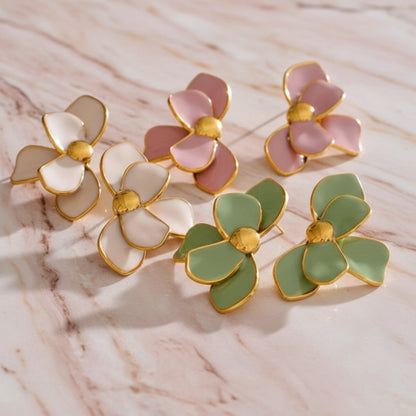 boucle d'oreille fleur disponibles en troix couleurs rose blanc et vert