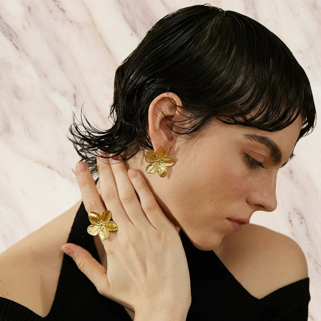 une femme contente de sa boucle d'oreille fleur de haute qualité