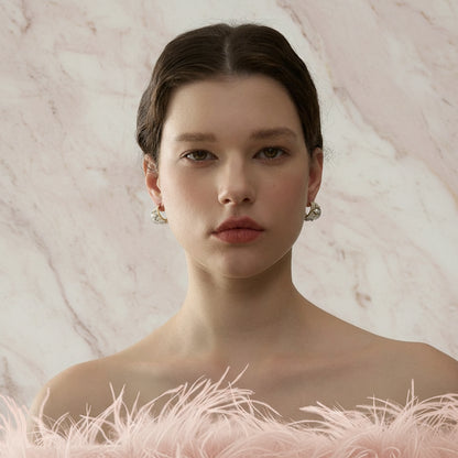 la femme forte et unique qui porte notre boucle d oreille inoxydable 