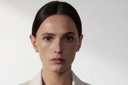 femme porte des boucles d'oreille minimaliste acier inoxydable