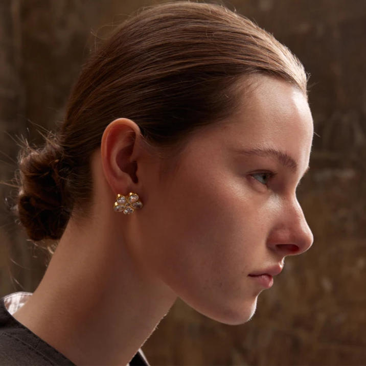 boucles d oreilles fleurs délicates portées par une femme élégante