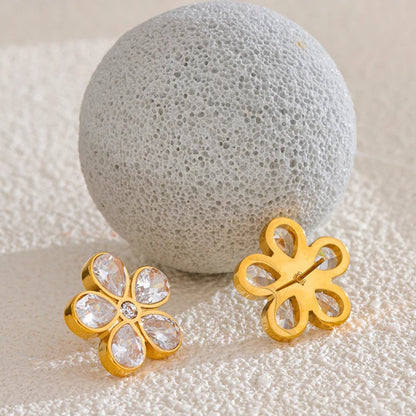 boucles d oreilles fleurs dorées assorties à un look de printemps