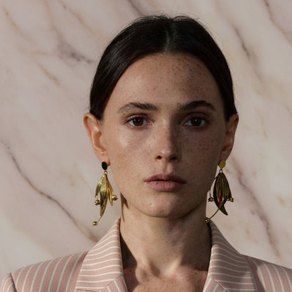 boucles d oreilles fleurs et perles à l’allure poétique