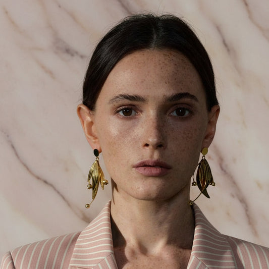 boucles d oreilles fleurs et perles à l’allure poétique