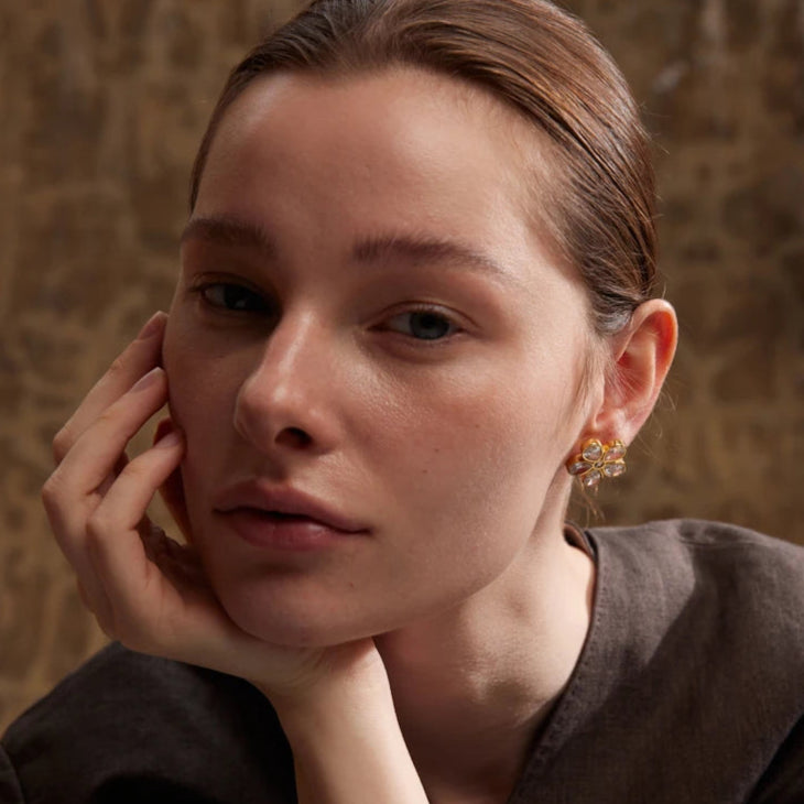 jeune femme portant des boucles d oreilles fleurs en acier inoxydable