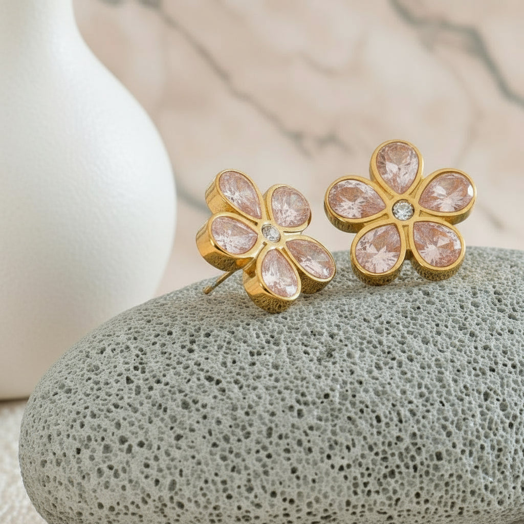 Gros plan sur des boucles d oreilles en forme de fleurs style romantique