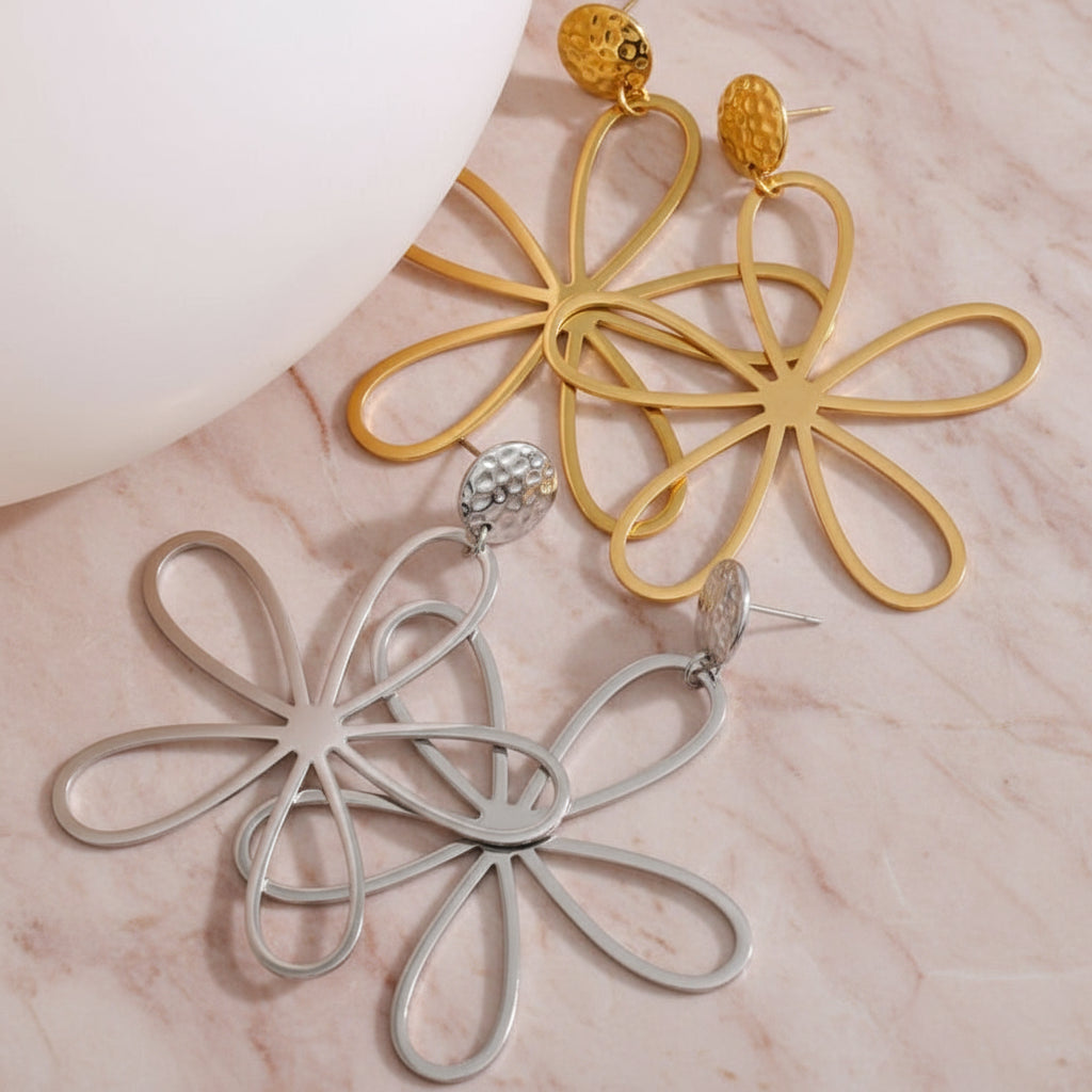 boucles d oreilles fleurs dorées légères et tendance