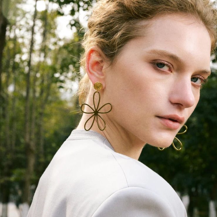 boucles d oreilles fleurs pour femme au style romantique