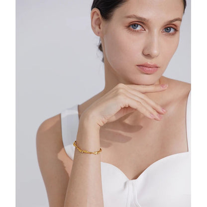 bracelet-doré-élégance-minérale-audacieuse-femme