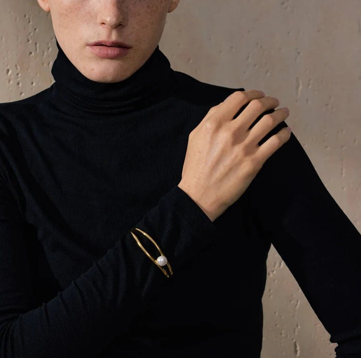 bracelet-en-jonc-perle-minimalisme-elegant-femme