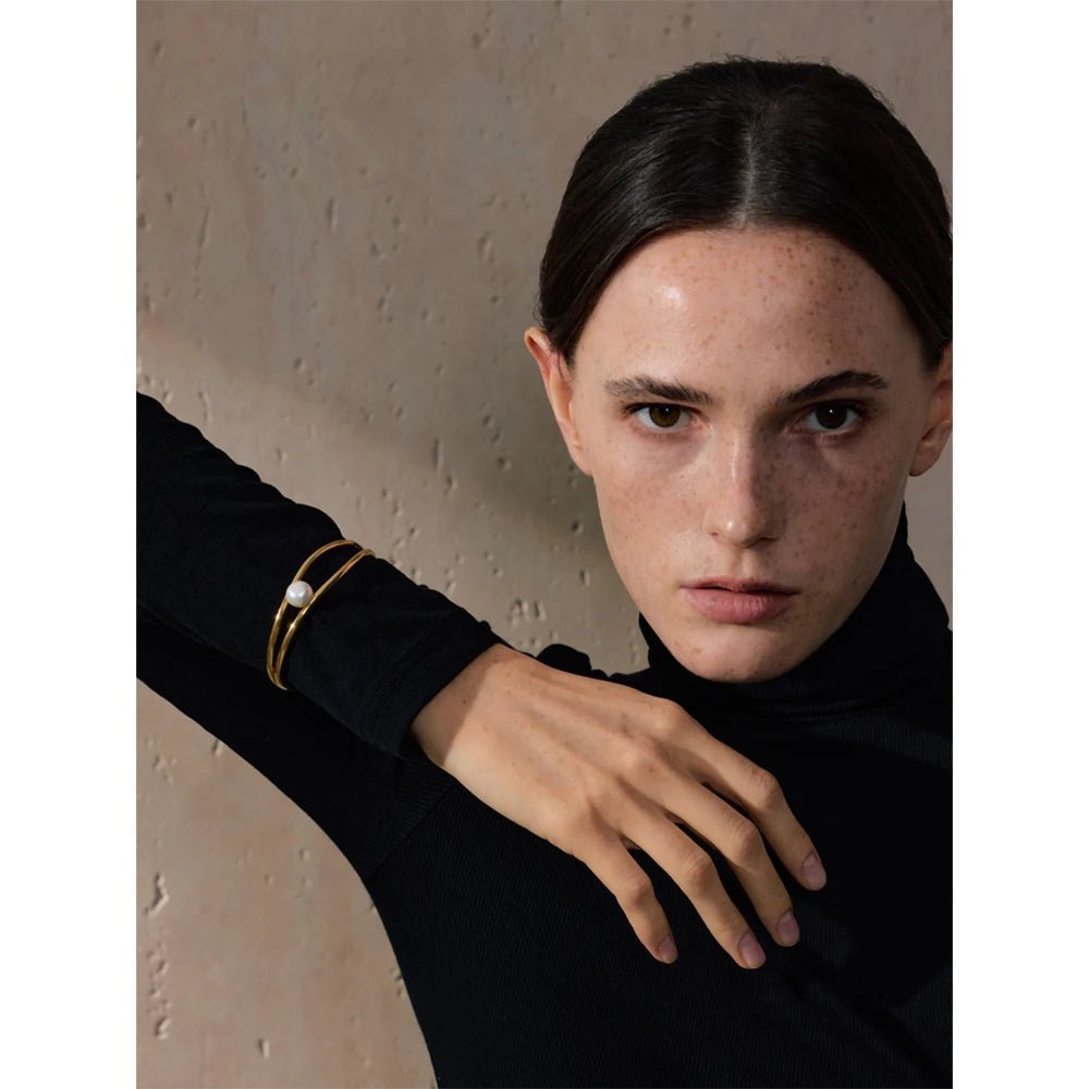 bracelet-en-jonc-perle-minimalisme-elegant