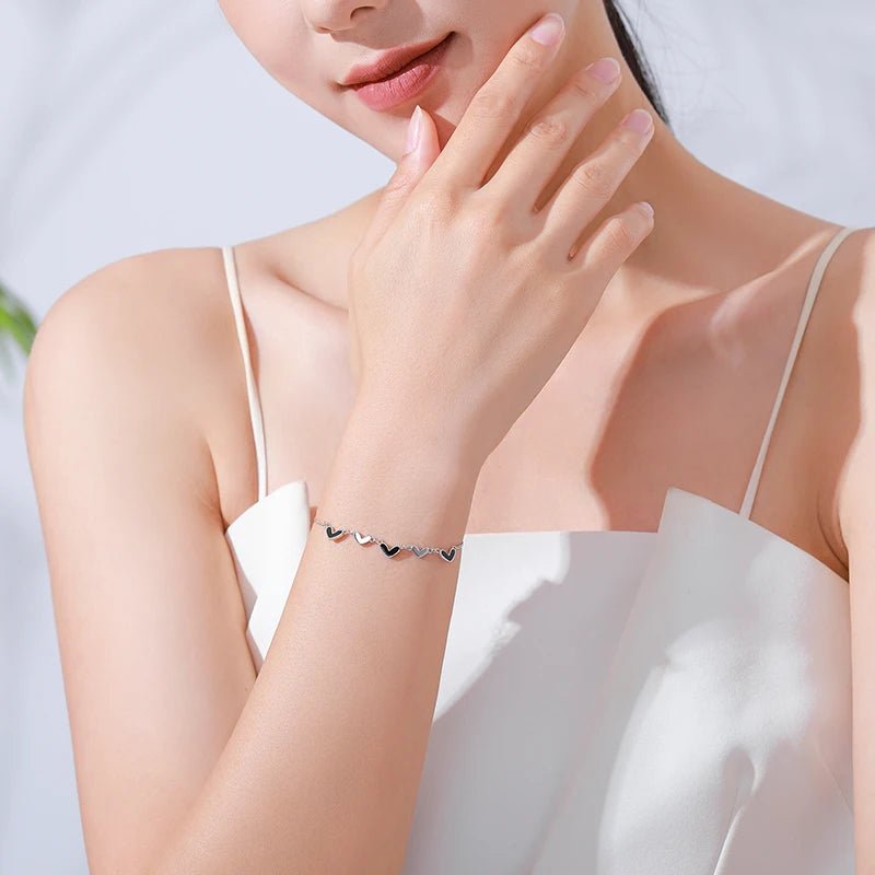 bracelet-femme-argent-coeurs-en-mail-noir