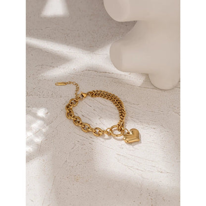 bracelet-femme-doré-amour-au-poignet