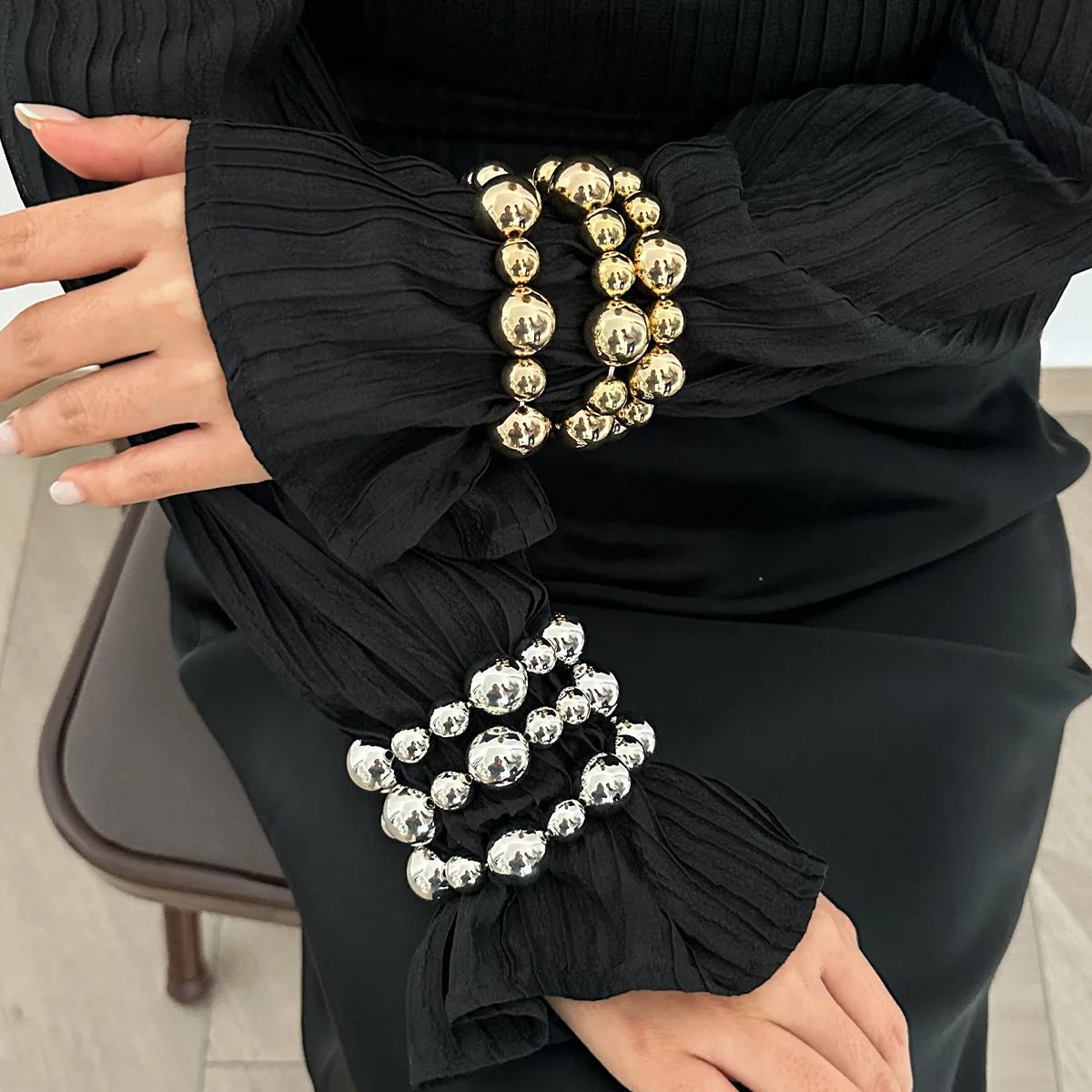 bracelet-femme-en-perle-lot-punk-tendance-et-chic-pour-un-look-affirme