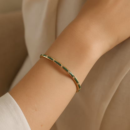 Élégance discrète d’un bracelet femme tendance aux lignes épurées