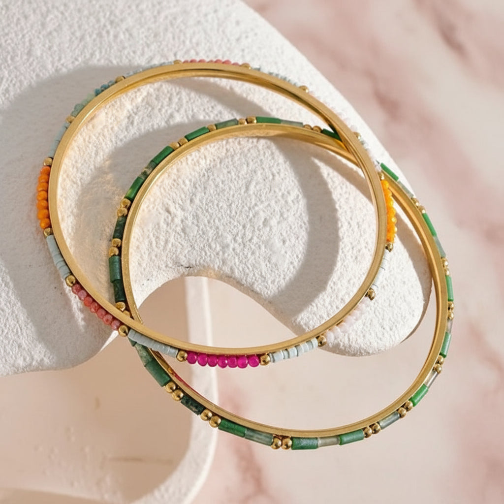 Gros plan sur un bracelet femme tendance assorti à une tenue élégante