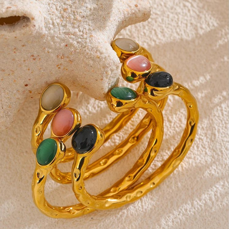 Une femme ajuste son bracelet femme tendance devant un miroir