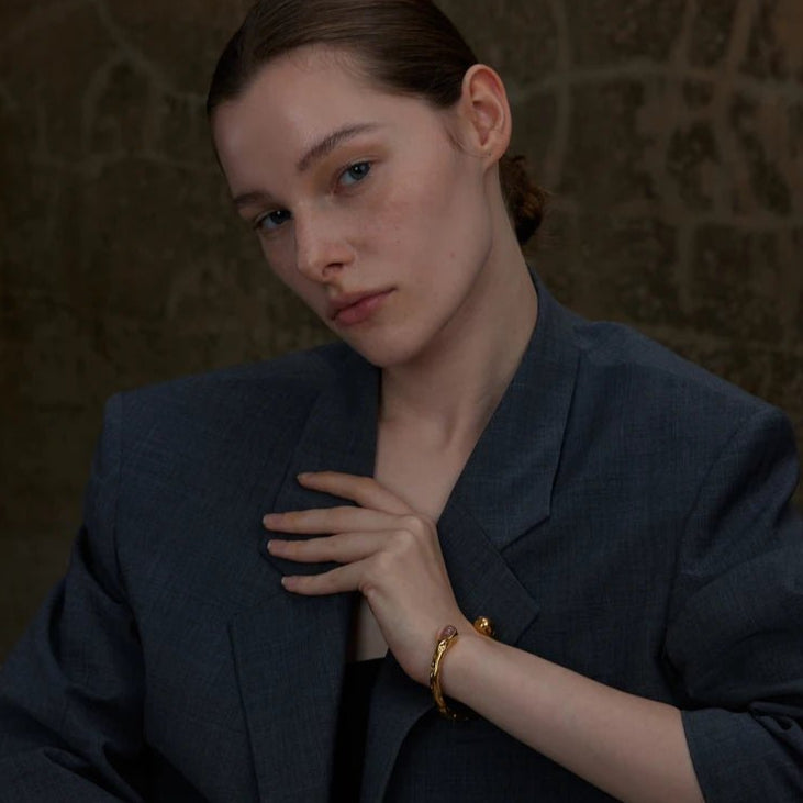 Bracelet femme tendance associé à une tenue automnale