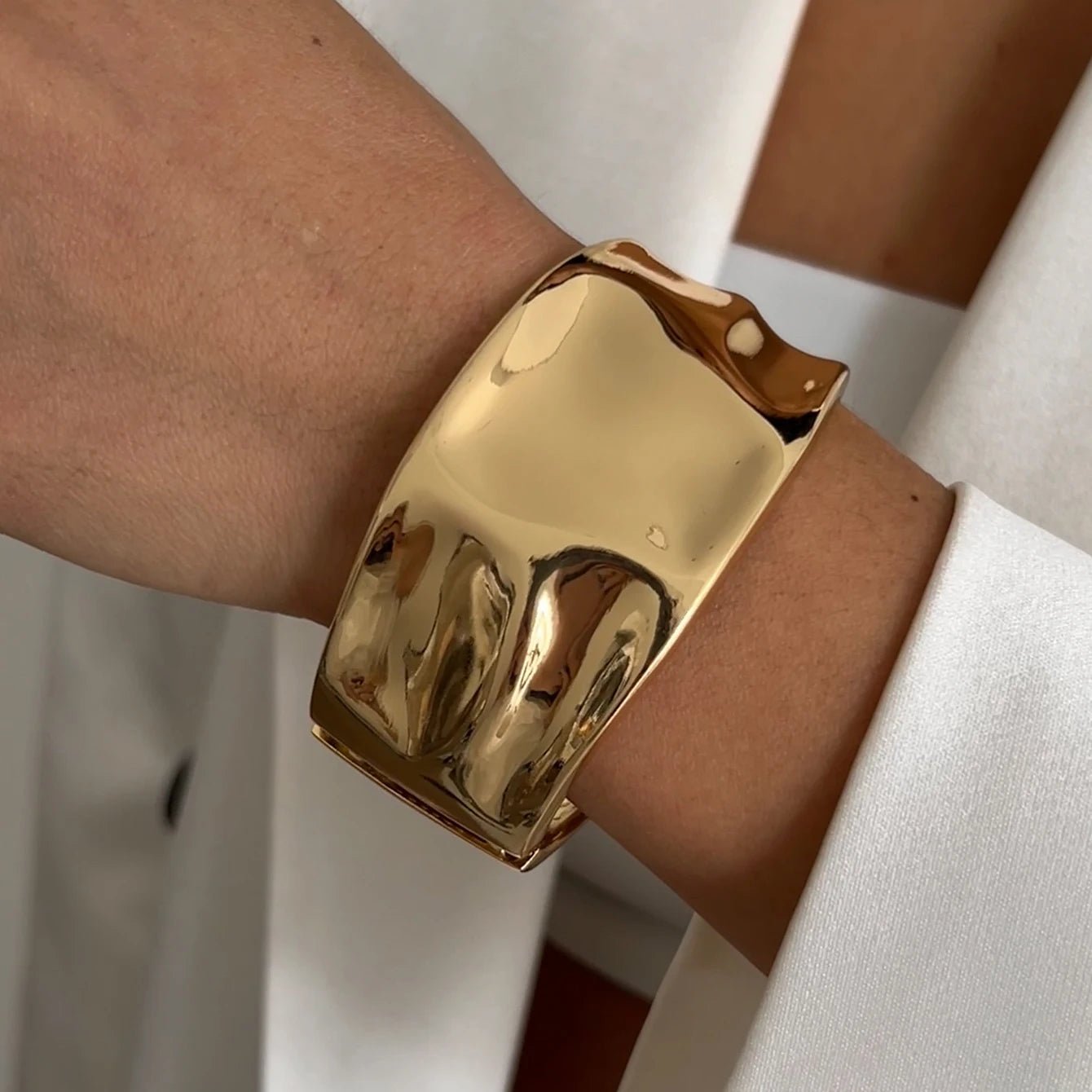 bracelet femme tendance qui épouse parfaitement le poignet sans gêner