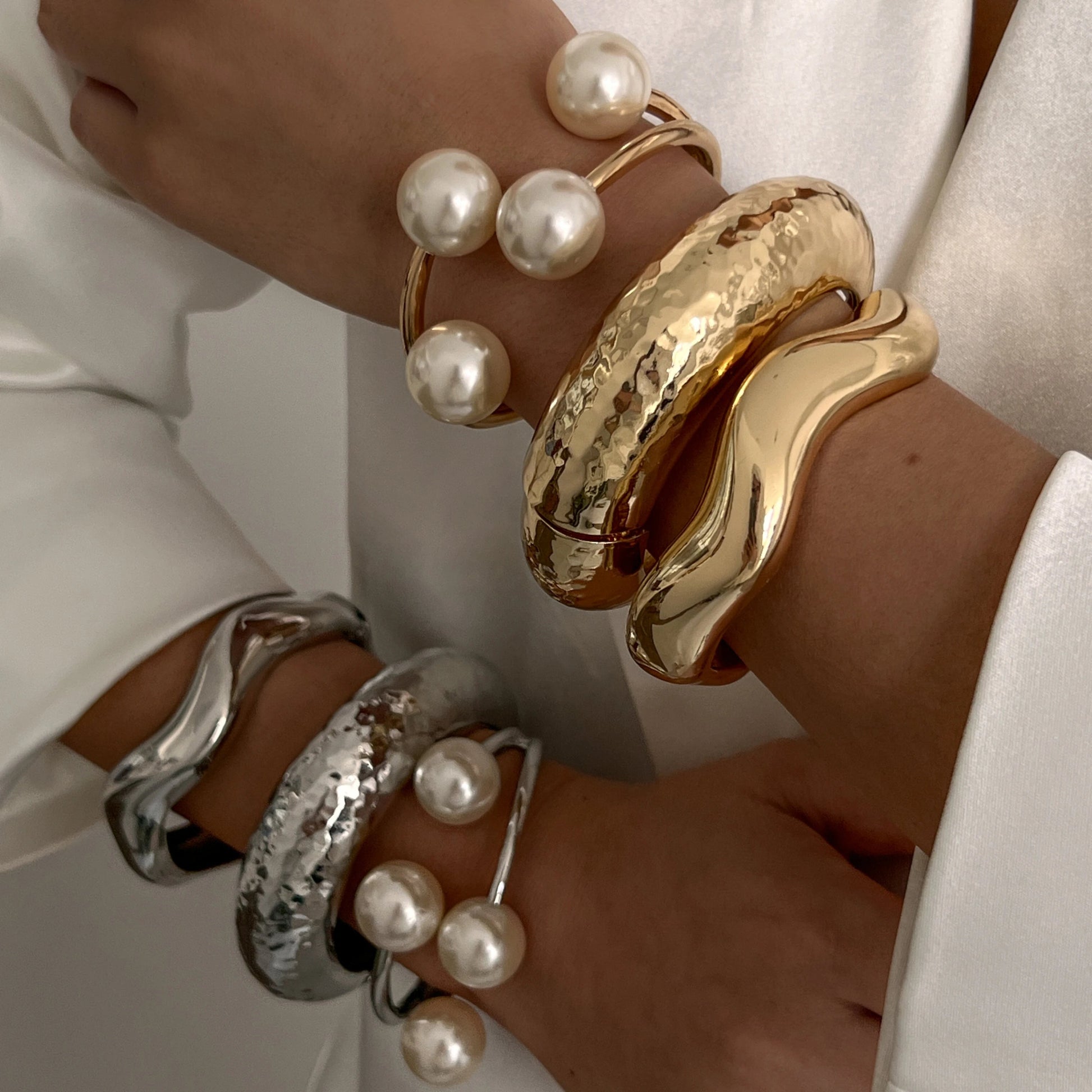 bracelet-femme-tendance-l-audace-perles-xxl-et-metal-version-2025