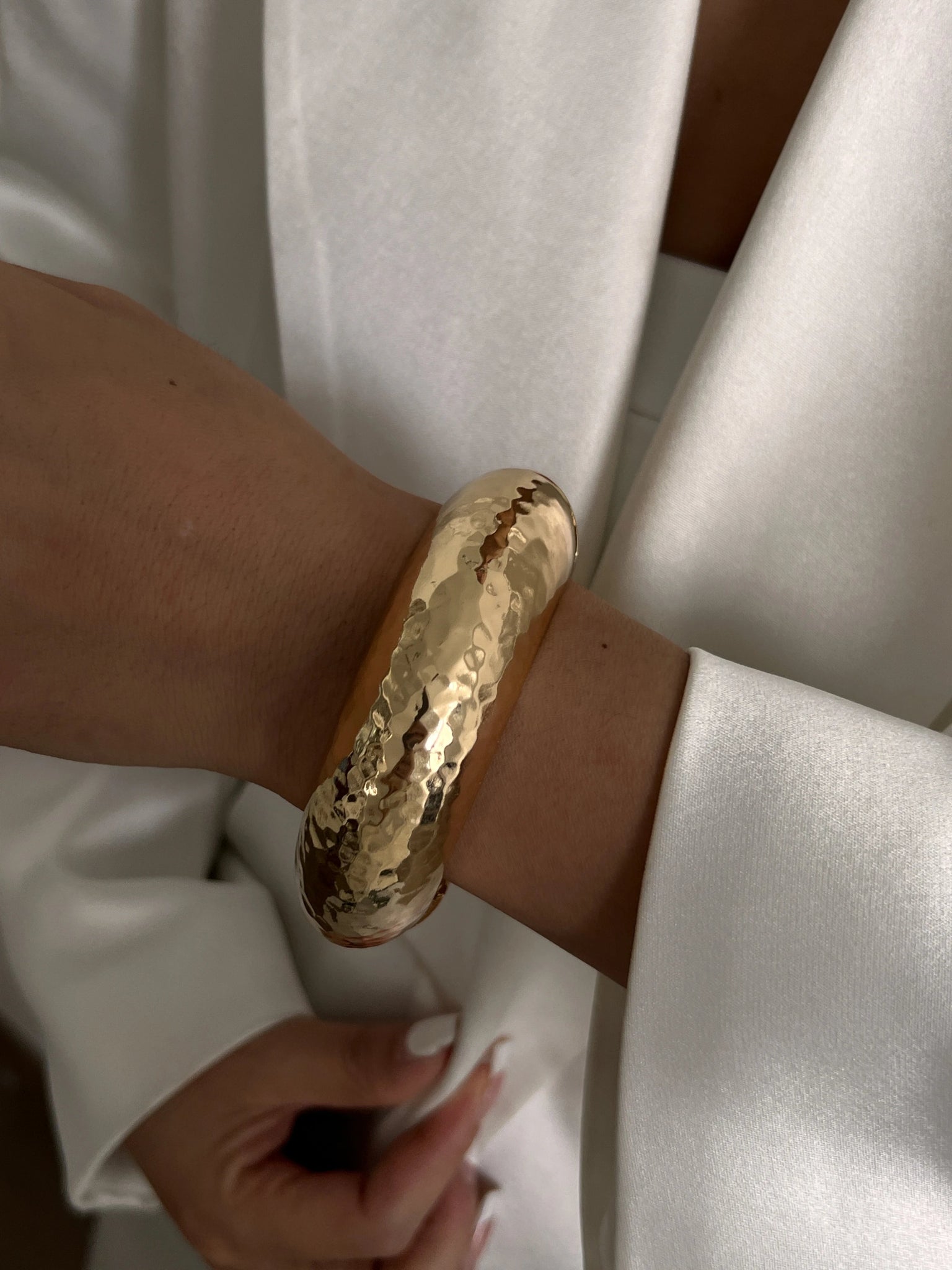 bracelet-femme-tendance-audace-metal-doré-mode-2025