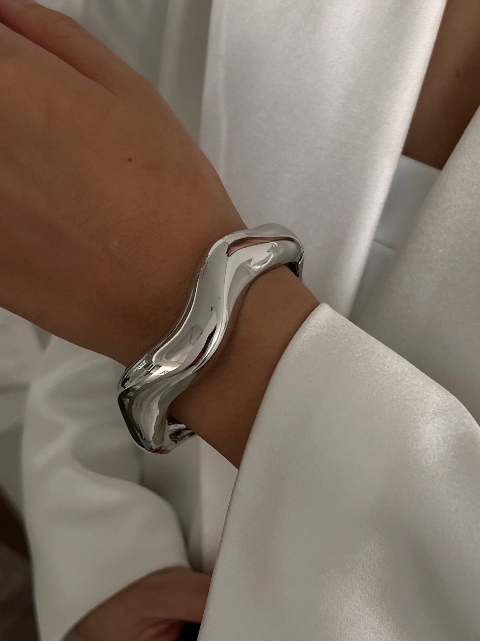 bracelet-femme-tendance-l-audace-metal-argent-version-2025