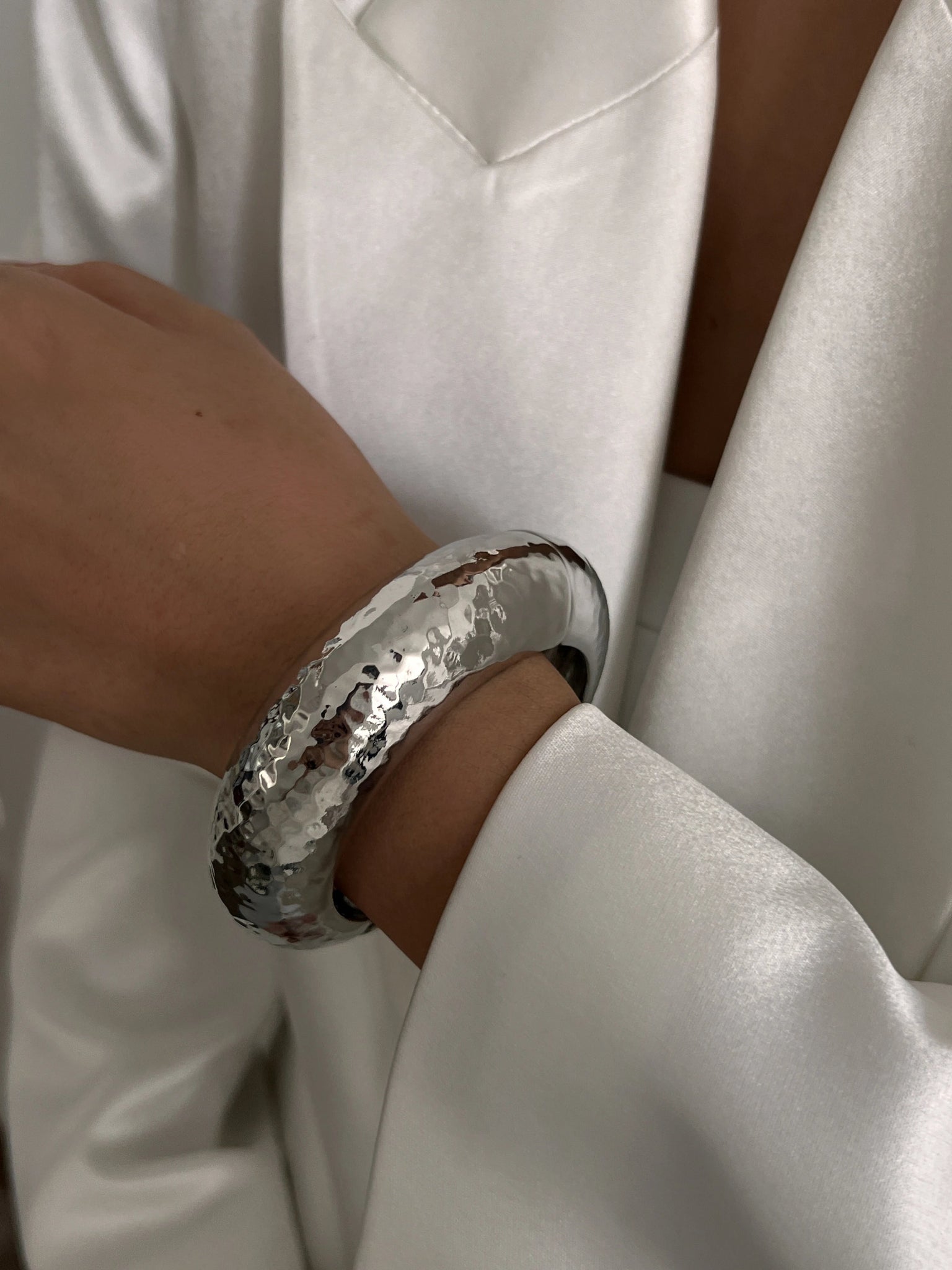 bracelet-femme-tendance-audace-metal-argent-mode-2025