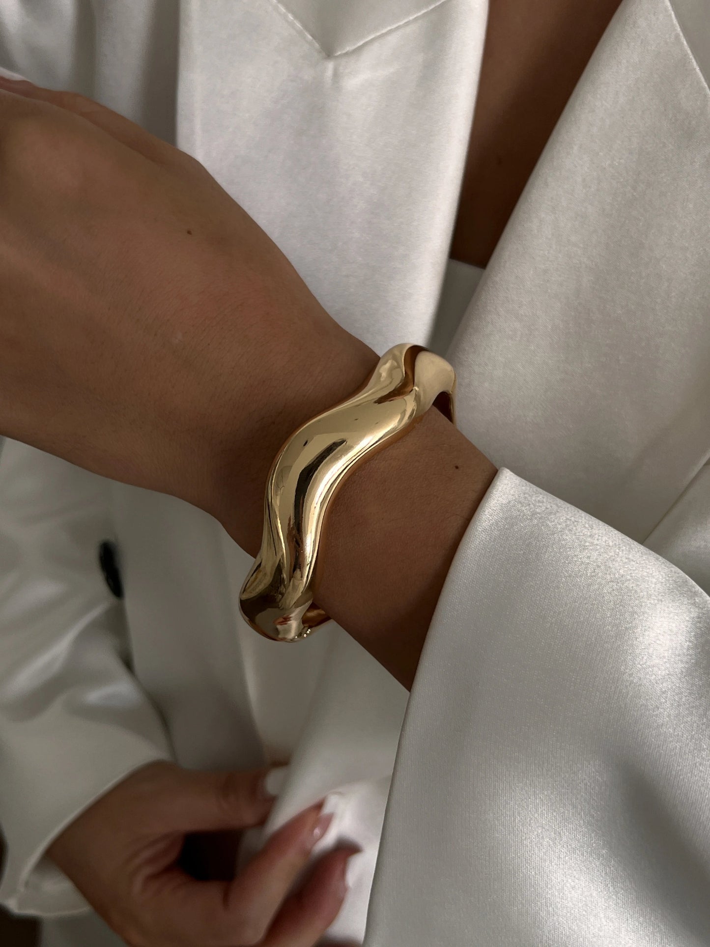 bracelet-femme-tendance-l-audace-metal-doré-version-2025