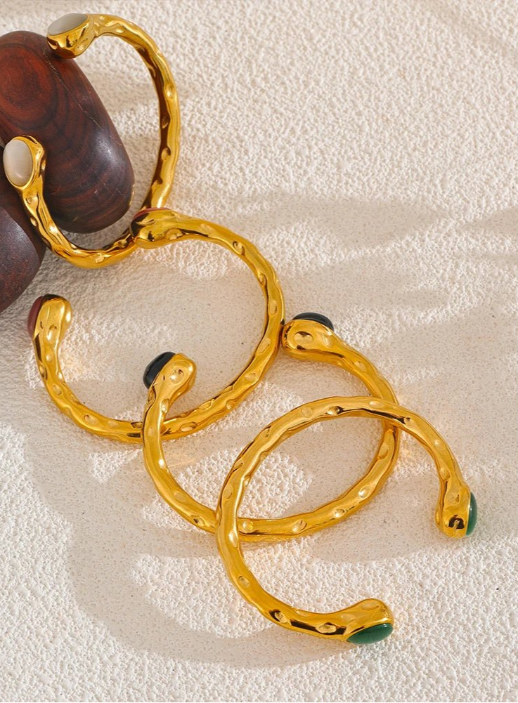 Bracelet femme tendance exposé sur une étagère en bois clair