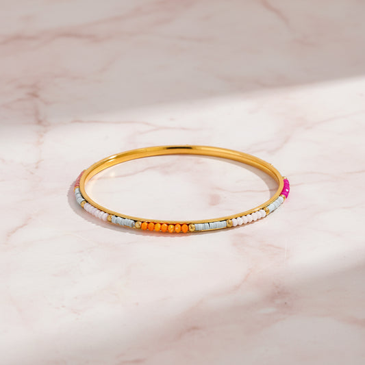 Zoom sur un bracelet femme tendance porté lors d’une soirée d’été