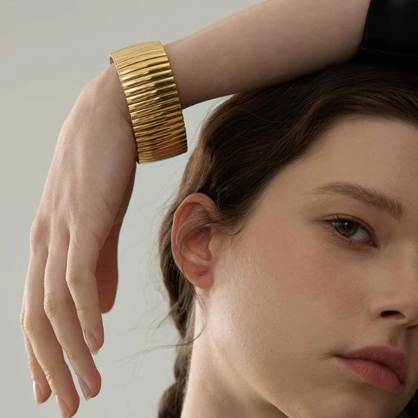 femme porte un bracelet femme tendance de mode en acier inoxydable plaqué en or 18K