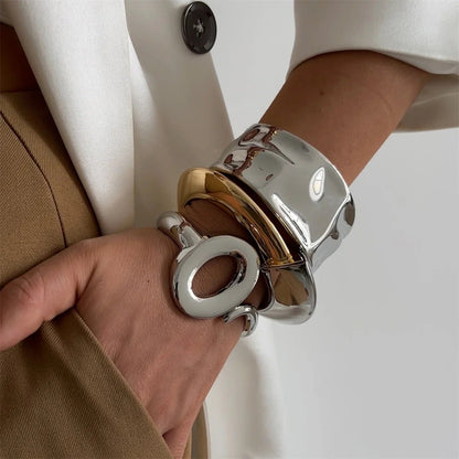 bracelet femme tendance en acier inoxydable doré, parfait pour sublimer vos gestes