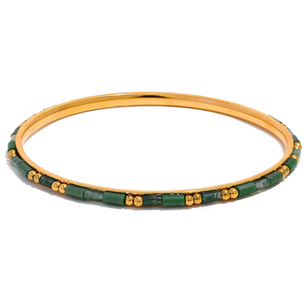 style urbain et élégant avec un bracelet femme tendance minimaliste.