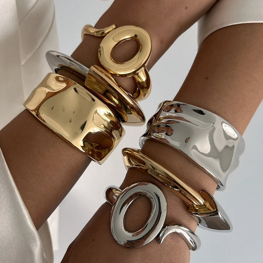 bracelet femme tendance au look chic et moderne avec une vibe gold assumée