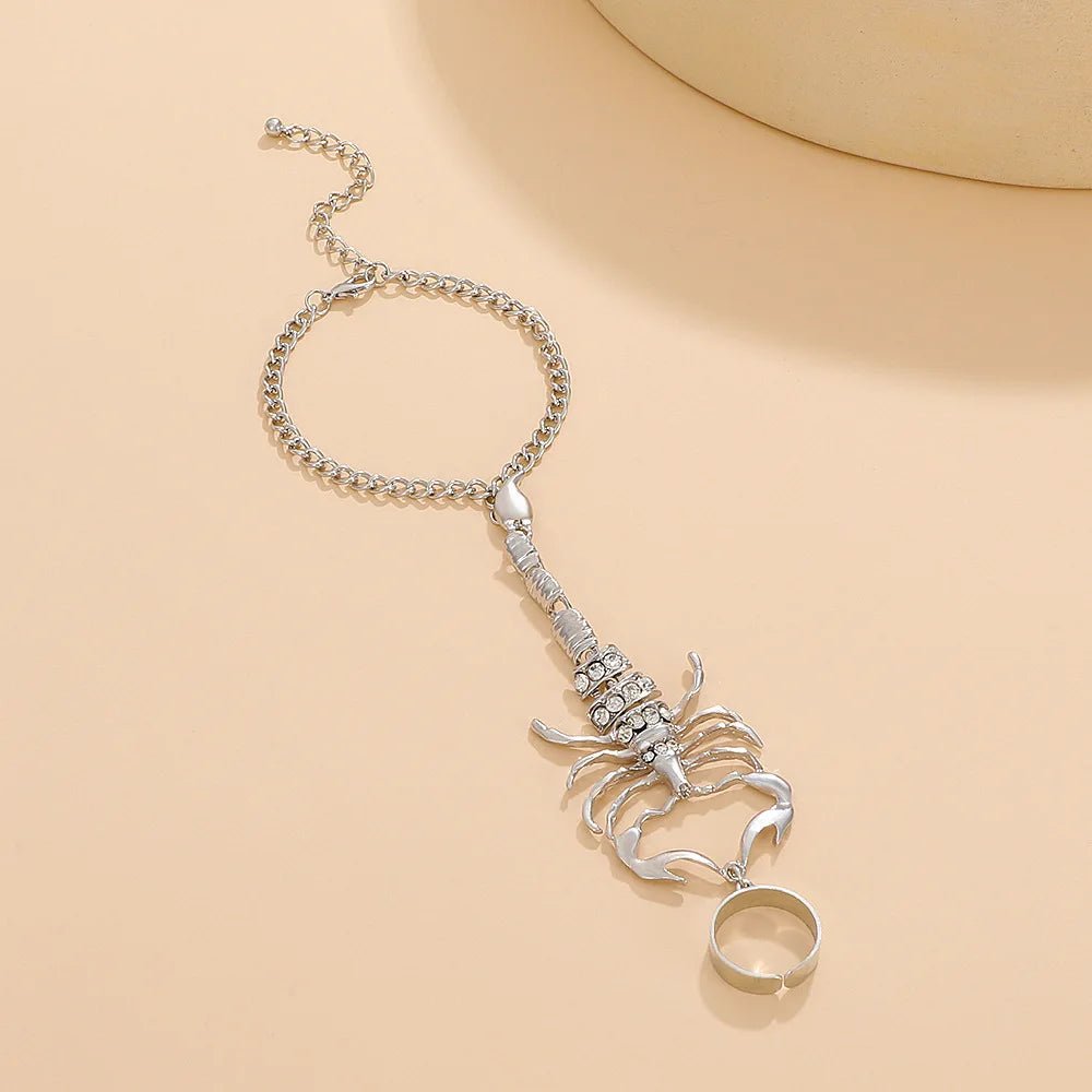 bracelet-gothique-force-du-scorpion-argent-au-poignet