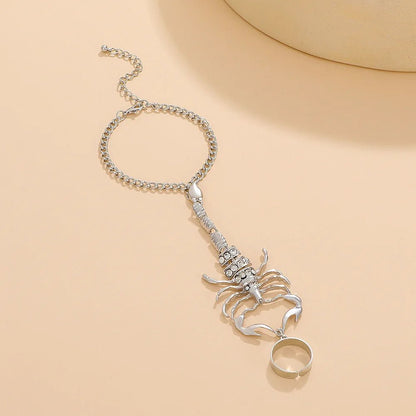 bracelet-gothique-force-du-scorpion-argent-au-poignet