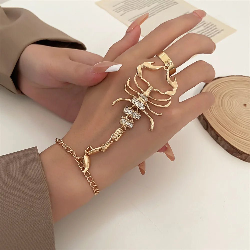 bracelet-gothique-force-du-scorpion-au-poignet